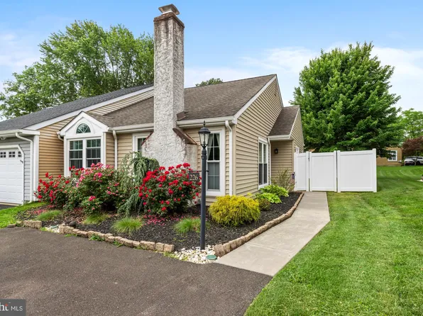 226 Oakridge Dr, Langhorne, PA 19047