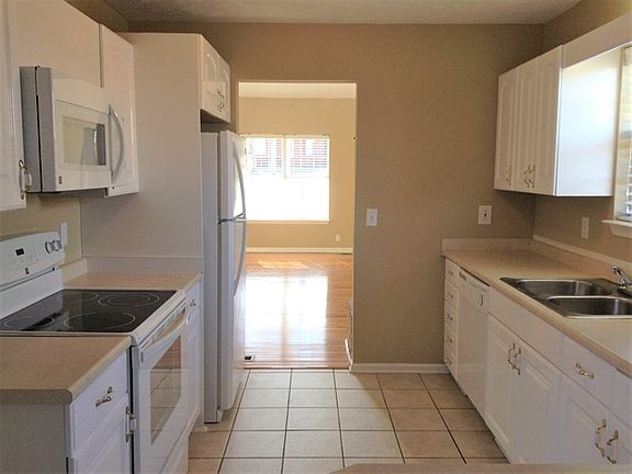 5th image of 1141 Lakes Edge Dr