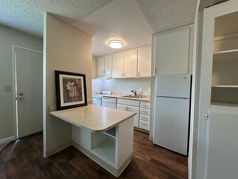 Olive Glen — Photo 2