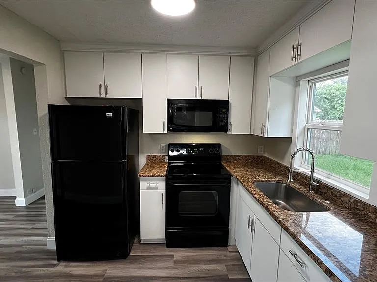 1658 Hempel Ave — Photo 16