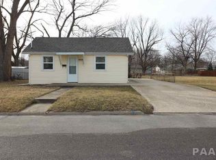 1015 S 12th St, Pekin, IL 61554