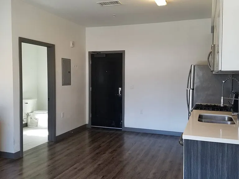545 N Kenmore Ave — Photo 50