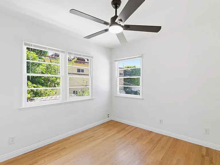12334 Moorpark Street — Photo 18