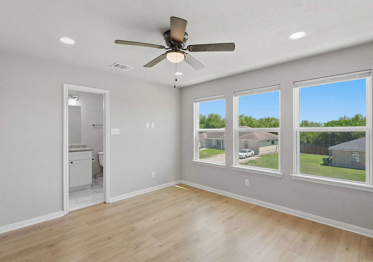 3 bed, 2.5 bath, 1556 sqft, $1,449 — Photo 1