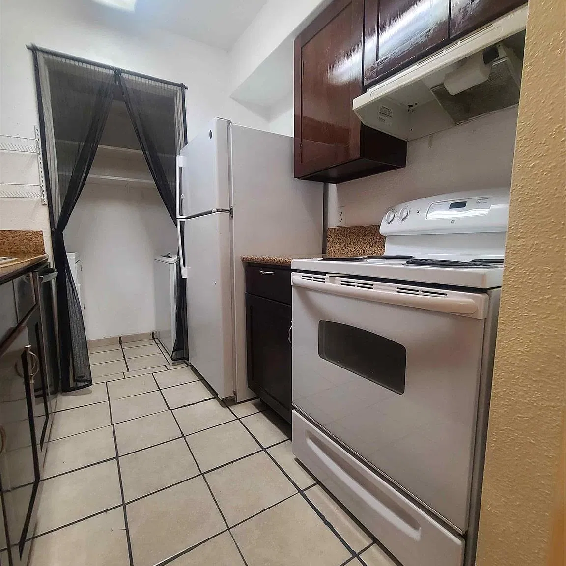 3 bed, 2.0 bath, 3962 sqft, $1,350 — Photo 3