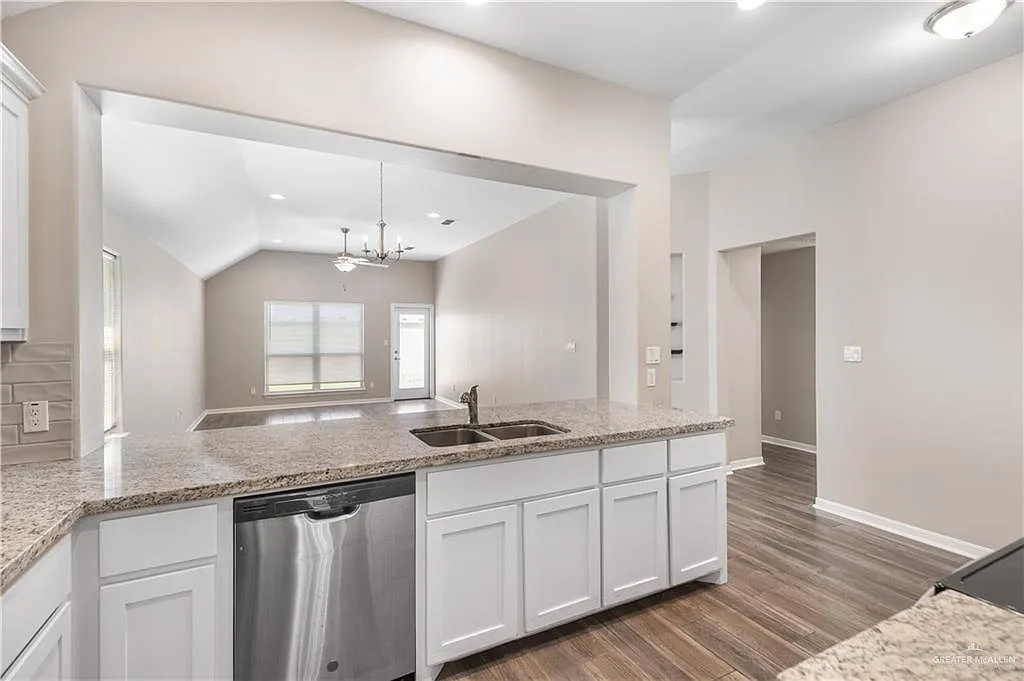 3 bed, 2.0 bath, 1648 sqft, $1,900 — Photo 4
