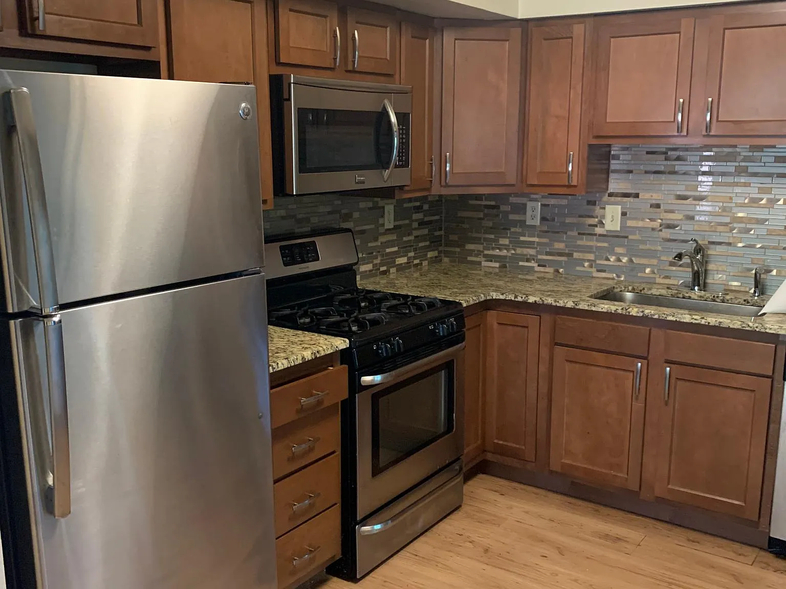 3 bed, 1.5 bath, 1500 sqft, $2,025 — Photo 2