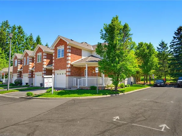 81 Valridge Dr #13, Hamilton, ON L9G 5B7