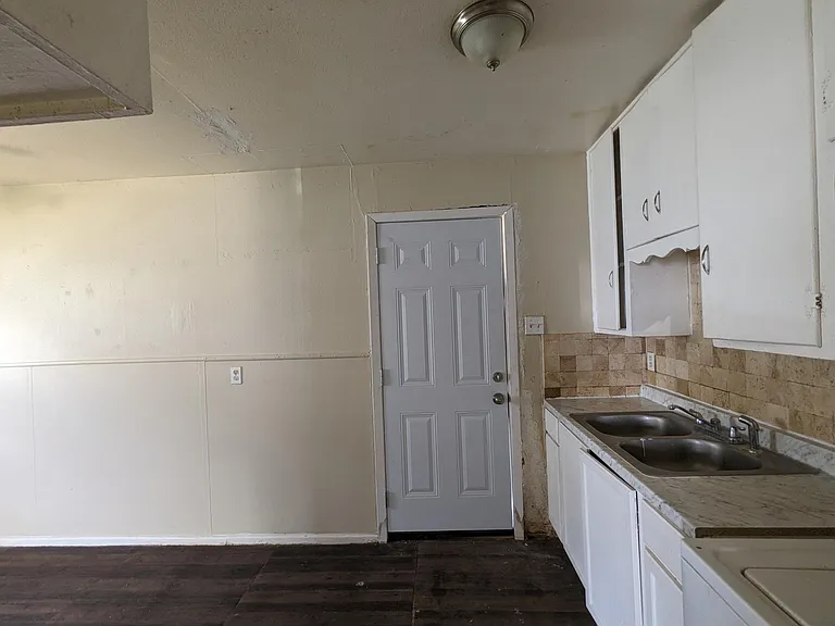 2709 E 10th St — Photo 11