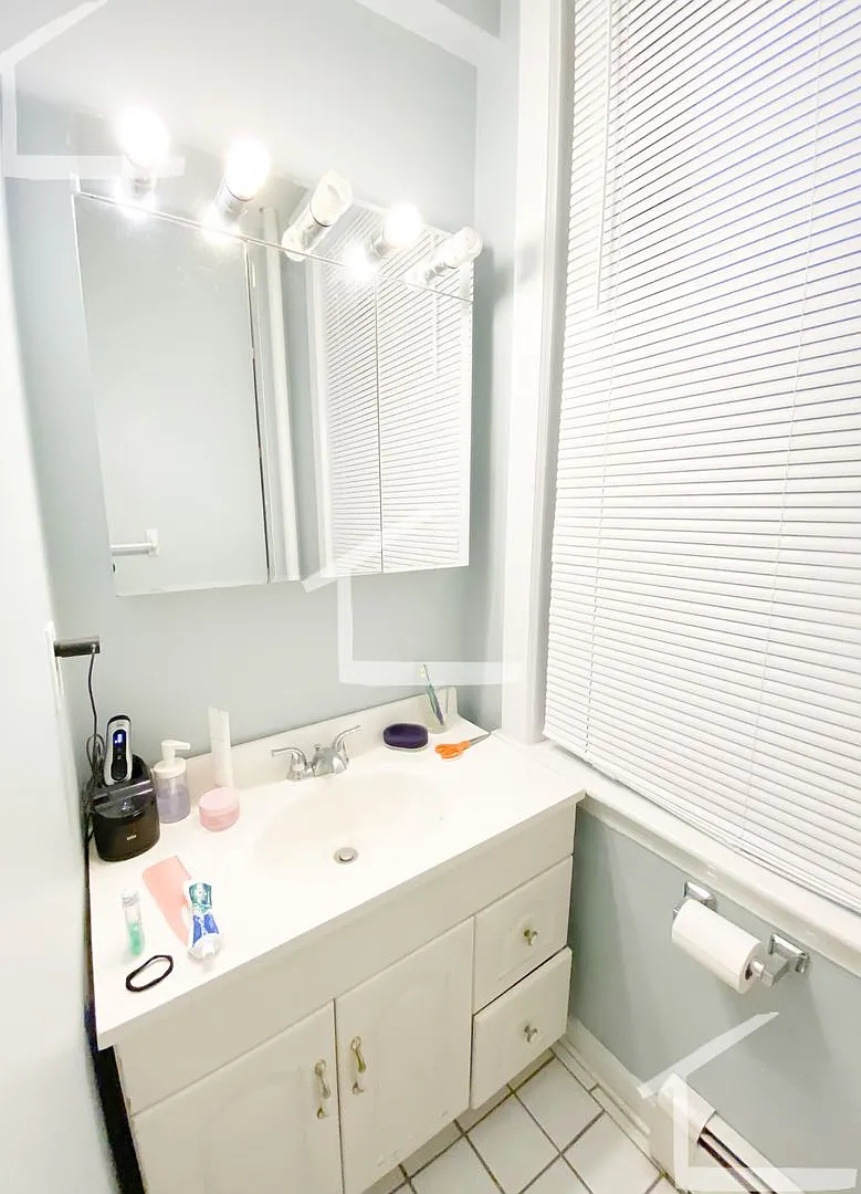 Nicely renovated 4 bed 2 bath near the Green Line and BU. — Photo 2