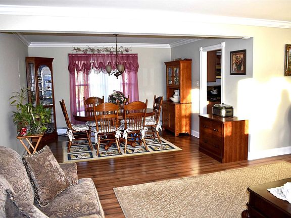 3rd image of 37 Arbutus Ln