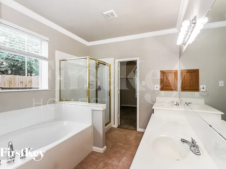 902 Rock Springs Dr — Photo 15