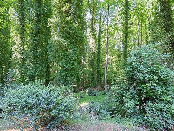 3rd image of 124 Riverbend Cir