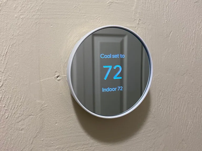 Smart thermostat keeping utilities low