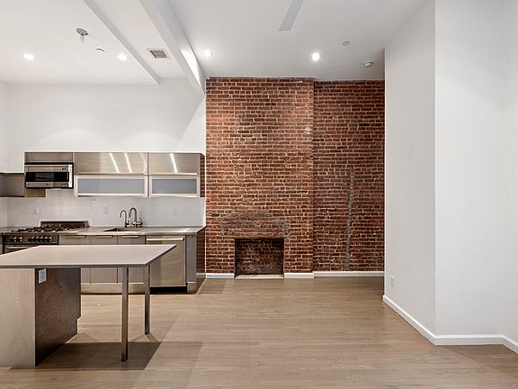 3rd image of 220 W 79th St