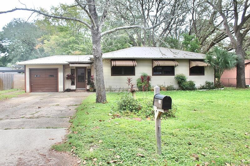 1st image of 211 Greenbrier Dr NE