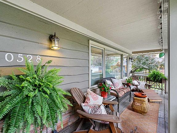 3rd image of 10528 W Mapleridge Cres SE