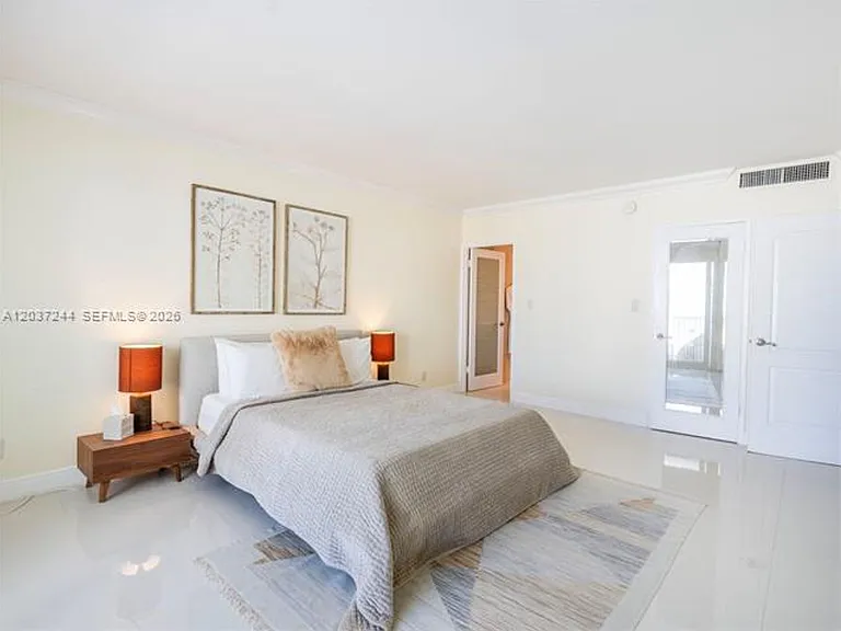 5401 Collins Ave #1013 — Photo 12
