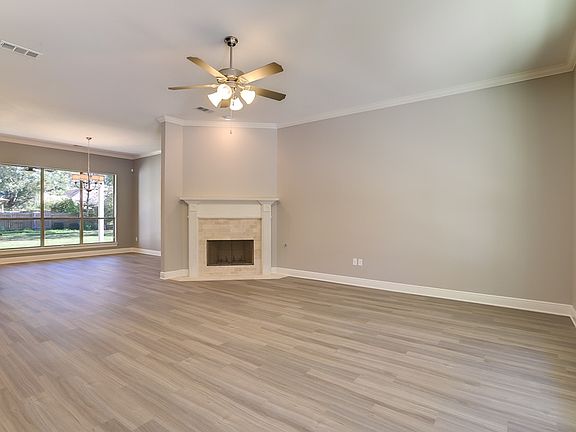 5th image of 211 De Val Dr