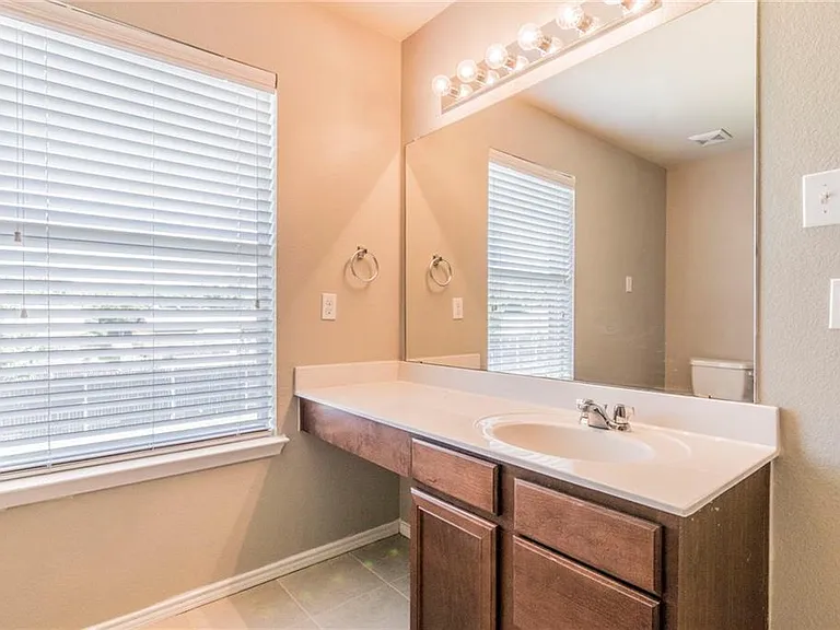 560 Griffith Dr — Photo 11
