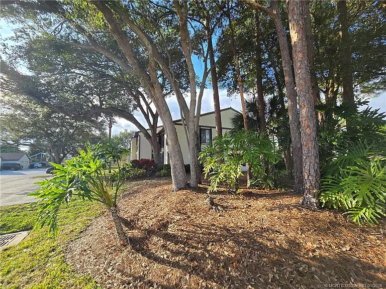 2114 SW Silver Pine Way #121-F1 — Photo 2