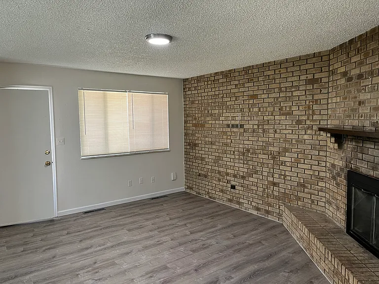 1424 Centennial Dr — Photo 3