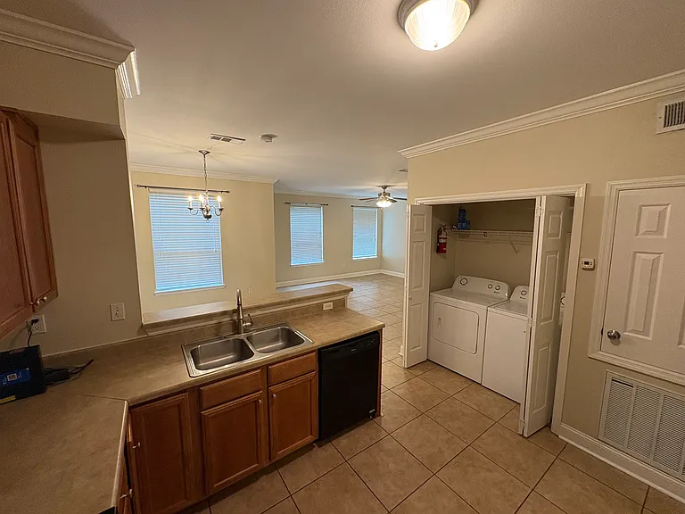 4441 Burbank Dr #906 — Photo 5