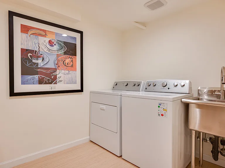 8922 SE Market St — Photo 26