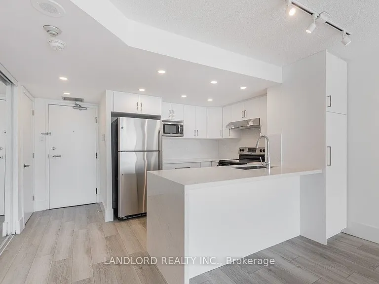 725 King St W #611 — Photo 1