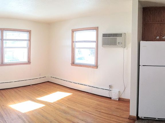 4th image of 2076 Como Ave APT 3
