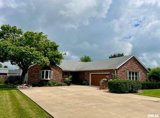 811 W Washington St, Athens, IL 62613