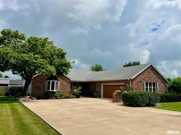 811 W Washington St, Athens, IL 62613