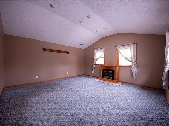 5th image of 940 Rosewood Dr