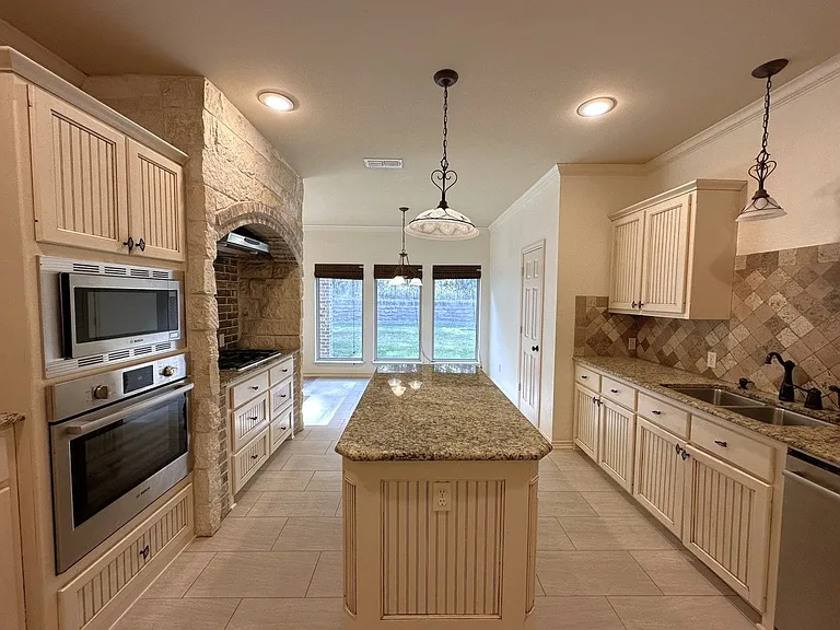 626 Huntwick Ln — Photo 7
