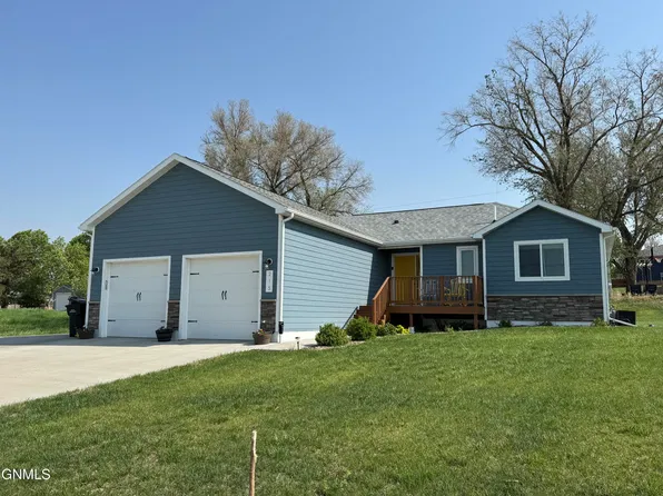 215 7th St NE, Watford City, ND 58854