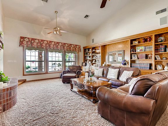 3rd image of 3180 Coachlight Cir
