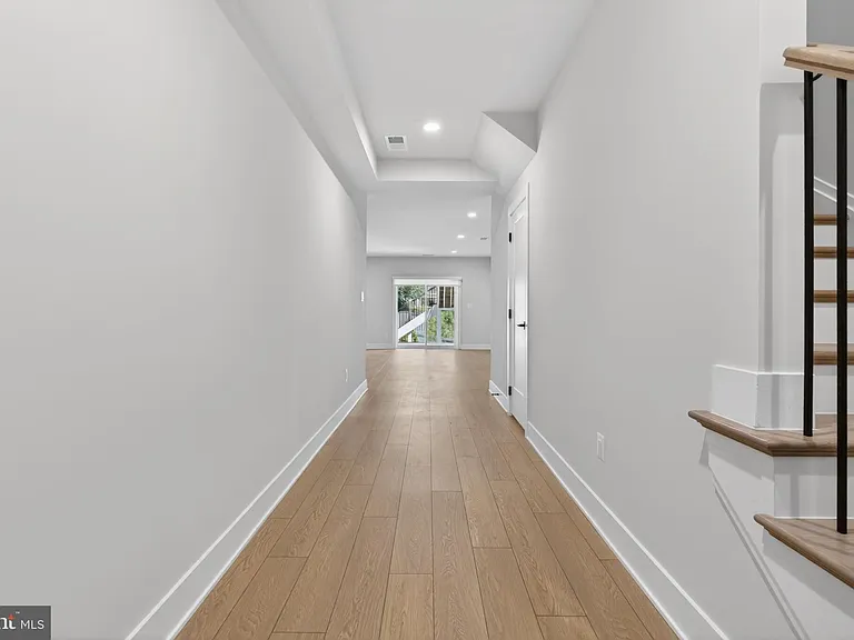 881 N Manchester St — Photo 57