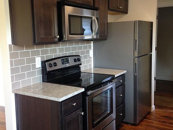 4th image of 375-395 NE Kane Dr