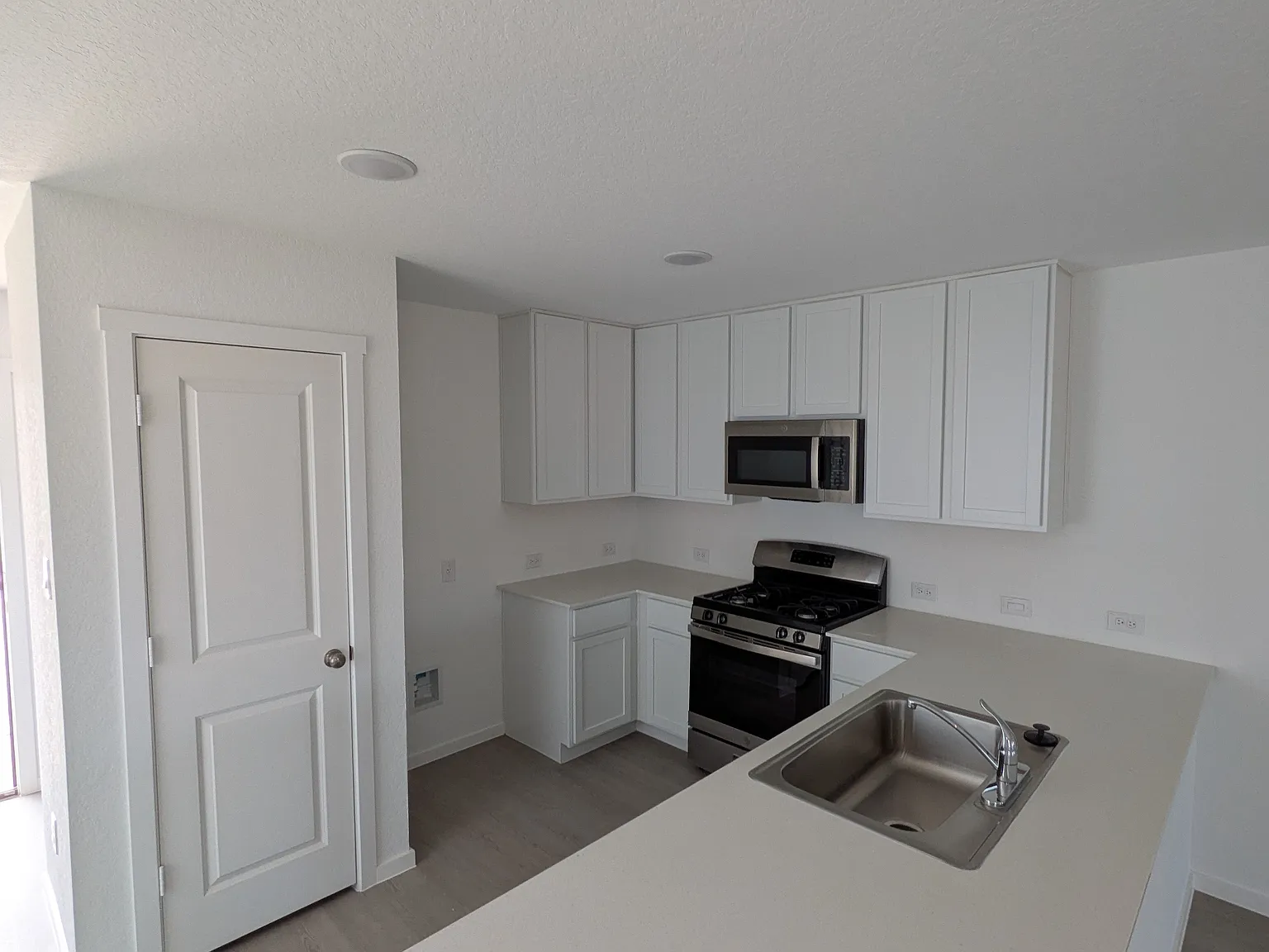 4 bed, 2.5 bath, 1897 sqft, $1,898 — Photo 4