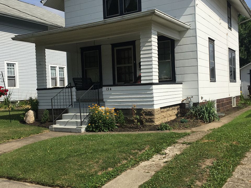 Front view with driveway