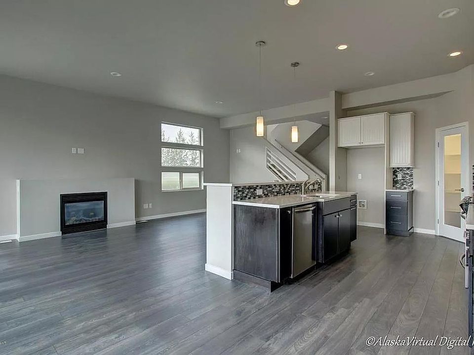 Living Room, Kitchen, Pantry - 10'Ceilings