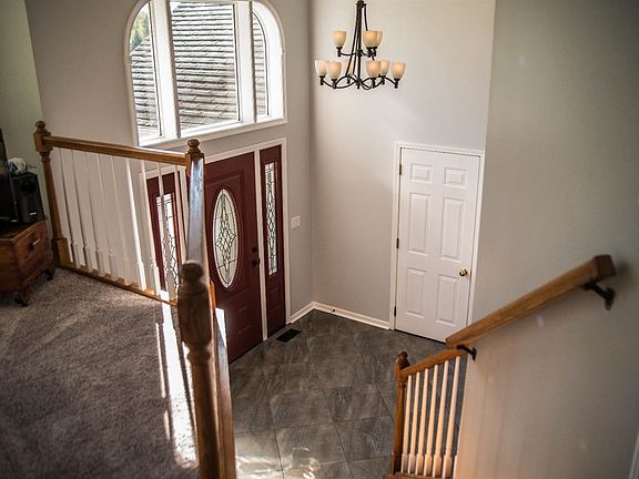 Large foyer area with ceramic tile