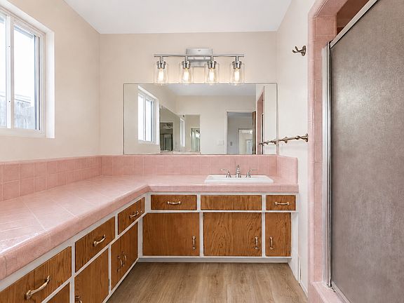 4th image of 1300 Oak Ave #5