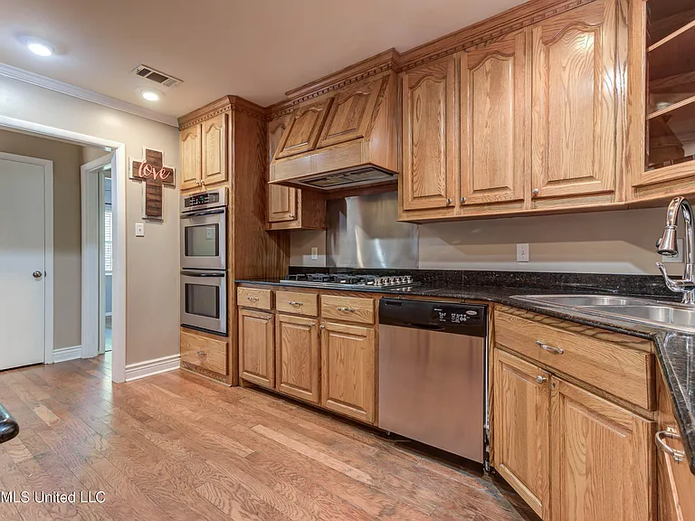 2323 Middlecoff Dr — Photo 12