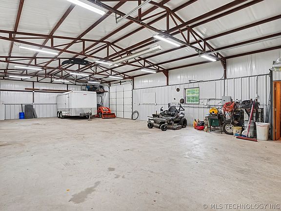 4th image of 2576 NE 10th St