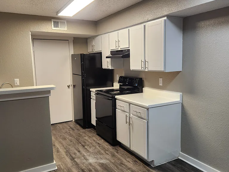 Lakeview Apartments — Photo 6