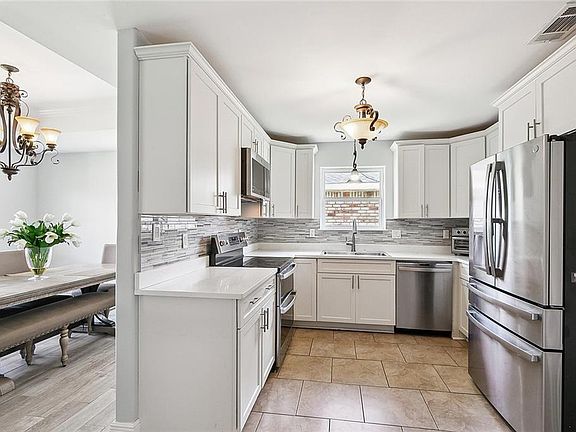 4th image of 2605 Cambridge Dr