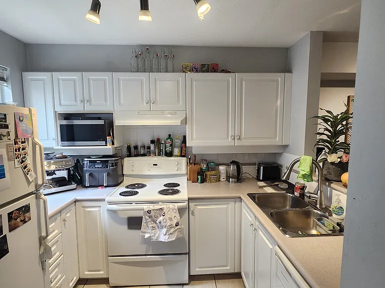 1678 W 7th Ave #6 — Photo 8