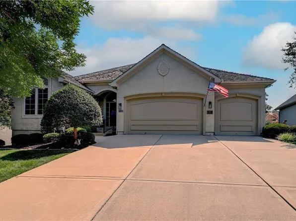 9903 Fountain Cir, Lenexa, KS 66220