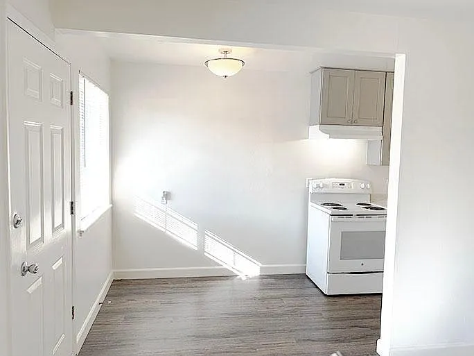 2421 Palmetto Ave #6 — Photo 6